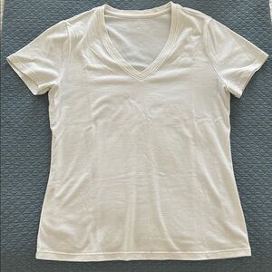 Unbound Merino Women's Cream V-Neck T-Shirt M